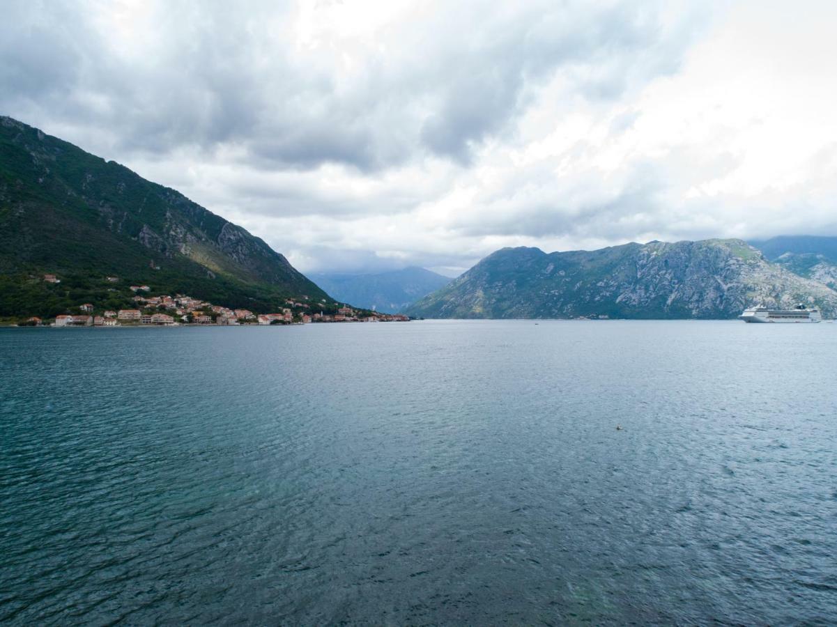 Apartments Beachfront Kotor Exterior foto